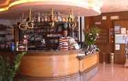 Bar, Cafe and Lounge 5 Hotel Touring