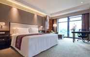 Bedroom 4 Howard Johnson Jinyi Hotel Chongqing