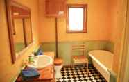 Toilet Kamar 6 The Gables B&B