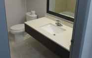 In-room Bathroom 7 Travelodge by Wyndham Rosetown