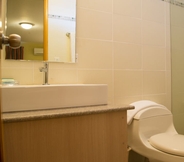 In-room Bathroom 2 Hotel Versalles