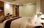 Kamar Tidur 4 The Evitel Hotel