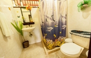 Toilet Kamar 6 Posada Los Delfines