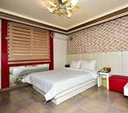 Bedroom 5 Queen Hotel