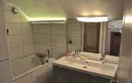In-room Bathroom 2 Le Clos du Cher en Beaujolais