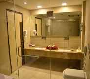 In-room Bathroom 4 Grand Plaza Lords Inn Jammu