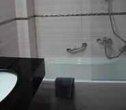 In-room Bathroom 7 Grand Meteora Hotel