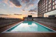 Swimming Pool Novotel Shanghai Clover