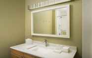 In-room Bathroom 3 Home2 Suites by Hilton Denver International Airport