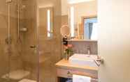 In-room Bathroom 4 Romantik Hotel Villa Sayn