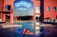 Swimming Pool Hotel Chapeau Noir