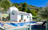 Swimming Pool 4 Aquilo Villa