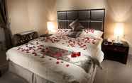 Bedroom 4 Towlan Hotel Suites
