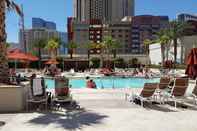 สระว่ายน้ำ SpareTime Resorts at The Signature Condo Hotel