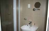 Toilet Kamar 7 Thembelihle Guest House