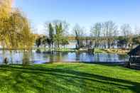 Kolam Renang River Nene Cottages