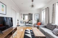 Common Space MTLVacationrentals-The MTLVR Kisses