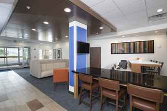 Lobi 4 Holiday Inn Express & Suites La Porte, an IHG Hotel