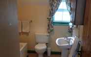 In-room Bathroom 7 Millers Close Holiday Cottages
