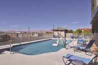 Kolam Renang La Quinta Inn & Suites by Wyndham Page at Lake Powell