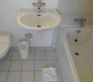 In-room Bathroom 6 Mondhotel Chelles