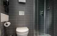 Toilet Kamar 2 Mowbray Court Hotel