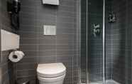 Toilet Kamar 2 Mowbray Court Hotel