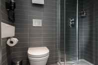 Toilet Kamar Mowbray Court Hotel