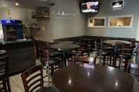 Bar, Cafe and Lounge TaLLboys Grill & Pub Motel