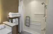 In-room Bathroom 6 Fairfield Inn & Suites by Marriott Geneva Finger Lakes