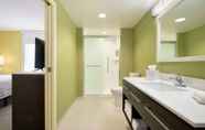 In-room Bathroom 6 Home2 Suites by Hilton Fort St. John