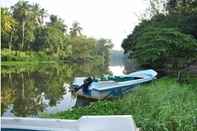 สระว่ายน้ำ Water Garden Hotel