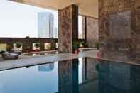 Swimming Pool voco Doha West Bay Suites, an IHG Hotel