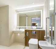 In-room Bathroom 4 Courtyard by Marriott Edinburgh