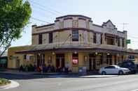 Exterior Sir Joseph Banks Hotel