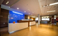 Lobi 7 Fairfield Inn & Suites Cambridge