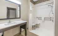In-room Bathroom 5 La Quinta Inn & Suites by Wyndham Weatherford OK