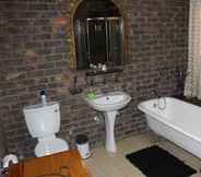 Toilet Kamar 6 Royal Game Guest House