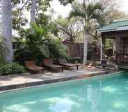 Kolam Renang 7 Royal Game Guest House