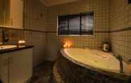 In-room Bathroom 6 Cocomo Guesthouse, Spa and Conference Centre