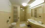 Toilet Kamar 7 Esmarin Wellness Hotel