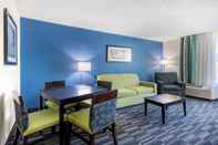 Common Space Days Inn and Suites by Wyndham Oxford