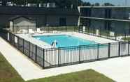 Swimming Pool 6 Days Inn and Suites by Wyndham Oxford