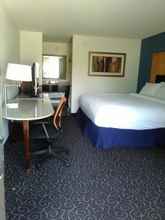 Bedroom 4 Days Inn and Suites by Wyndham Oxford