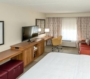 Bedroom 2 Hampton Inn & Suites St. Louis/Alton