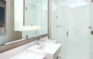 Toilet Kamar 6 SpringHill Suites by Marriott Seattle Issaquah