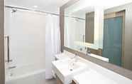 Toilet Kamar 4 SpringHill Suites by Marriott Seattle Issaquah