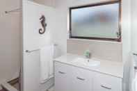 In-room Bathroom Blue Marlin Apartments