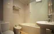 Toilet Kamar 3 Hotel Victoria Valdemoro Inspired by B&B HOTELS