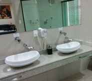 In-room Bathroom 6 Munart Hotel